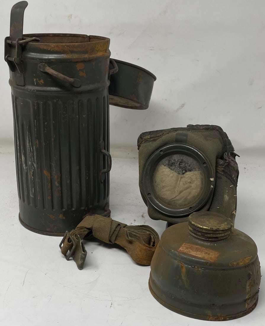 ORIGINAL WWII LUFTSCHUTZ GERMAN GAS MASK AND FILTER/CANISTER (1 of 6)