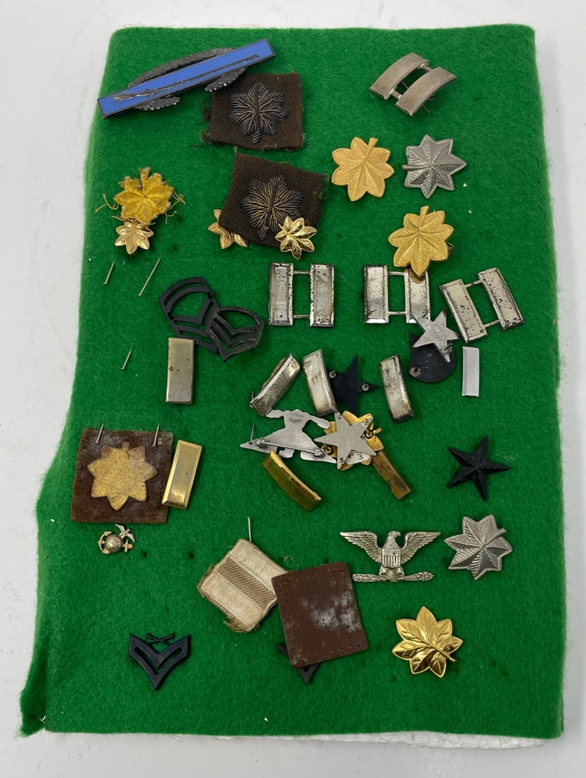 Vintage US Military Insignia Pins and Patches: Description: Vintage US Military Insignia Pins and Patches