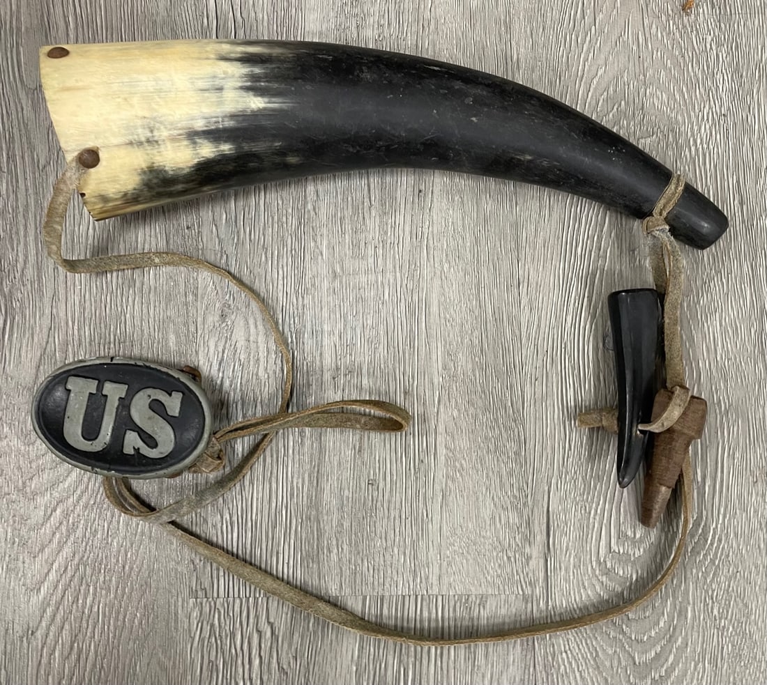 WWII US MILITARY POWDER HORN (1 of 4)