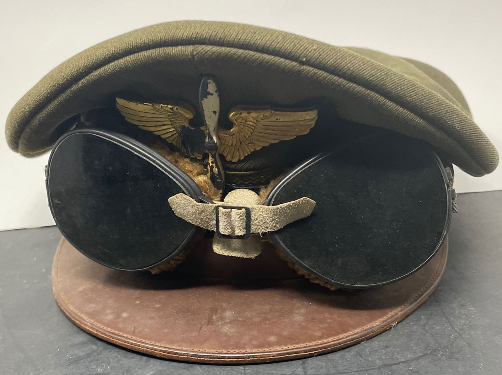 WWII US Visor cap with Air Propeller and Wings Pins + Goggles (1 of 6)