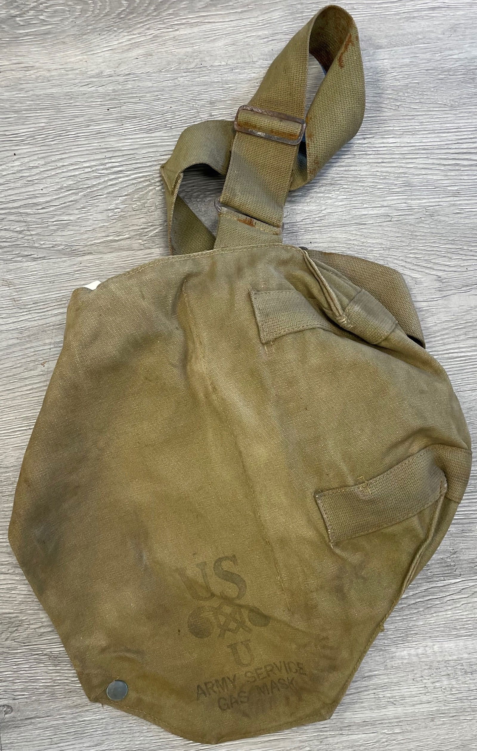 WWII US Army Gas Mask Bag (1 of 4)