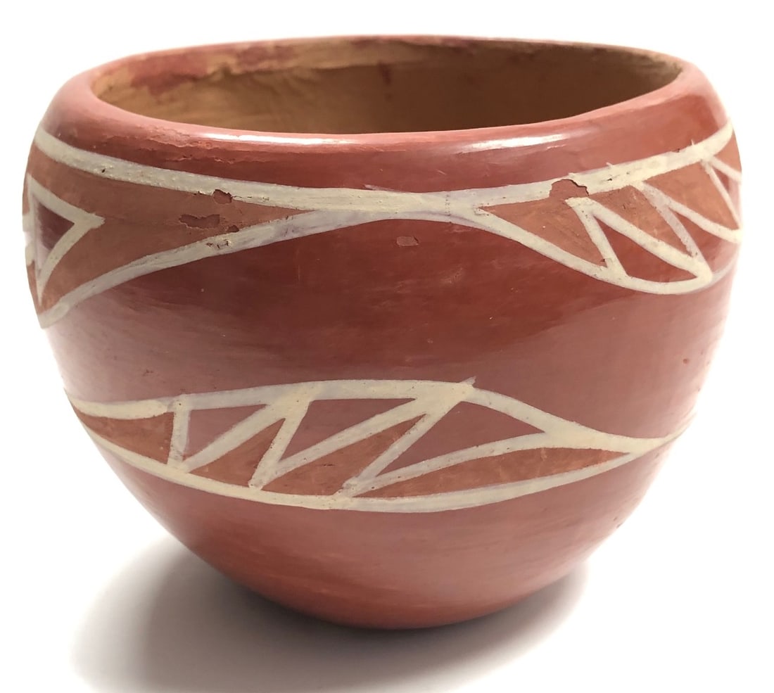 Vintage SAN JUAN PUEBLO Pottery vase: Description: Vintage SAN JUAN PUEBLO Pottery vase Measurement approximate: 4 x 3" (Inches)Material: Clay / ceramic