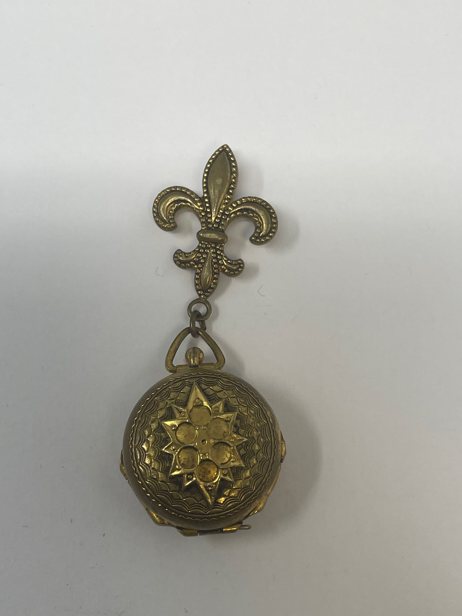 OLD Vintage FLEUR DE LIS Pin Photo Locket: Description: OLD Vintage FLEUR DE LIS Pin Photo Locket