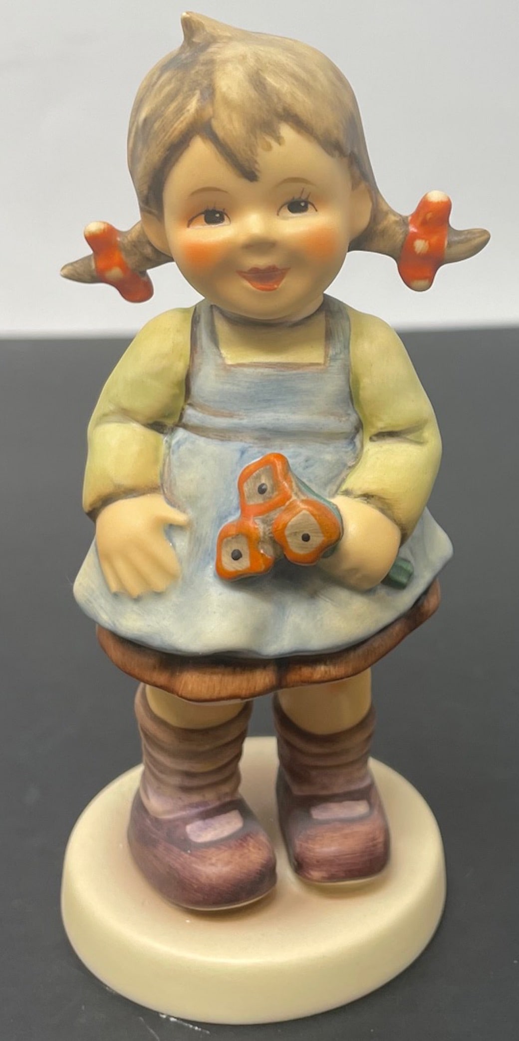 Goebel Hummel FLOWER GIRL Figurine Yr. 1989 Hummel Club/ Limited Edition.: Description: Goebel Hummel FLOWER GIRL Figurine Yr. 1989 Hummel Club/ Limited Edition.
