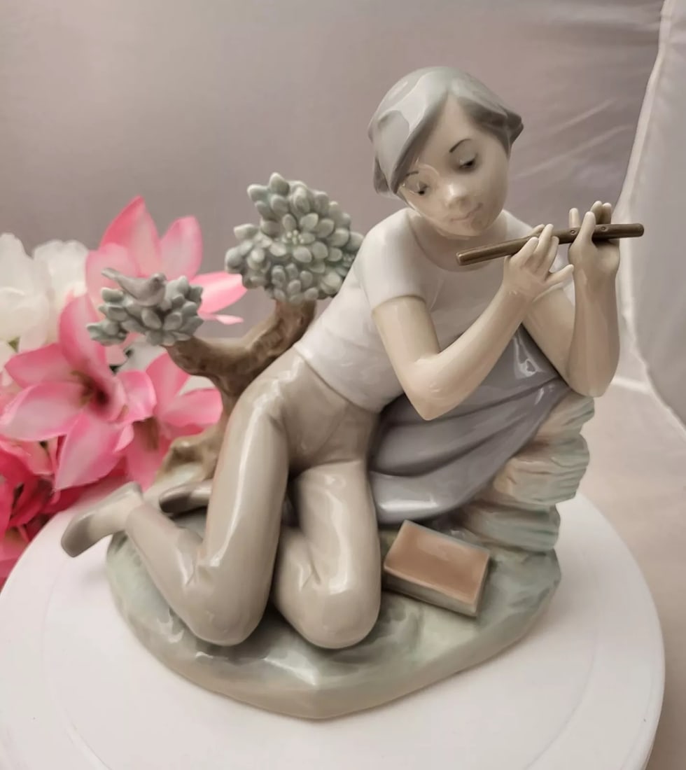 LLADRO FIGURINE FLUTE PLAYER STUDENT BIRD TREE BOOKVALENCIA SPAIN (1 of 1)
