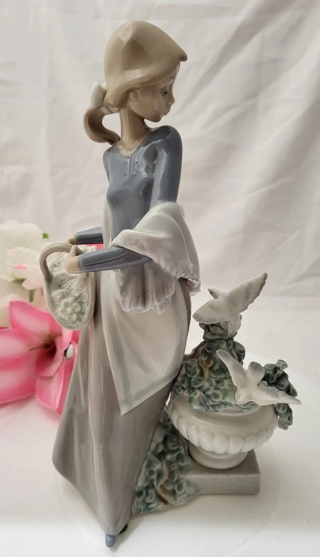 Vintage Lladro Porcelain Figurine Woman with Doves "In the Garden" #5416 (1 of 1)