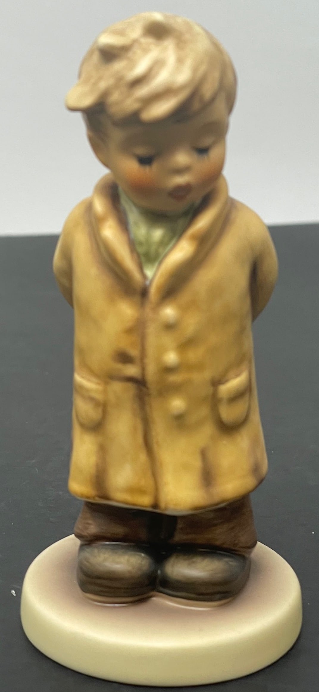 Goebel Hummel TOO SHY TO SING Figurine. YR. 2002/HUMMEL CLUB (1 of 4)