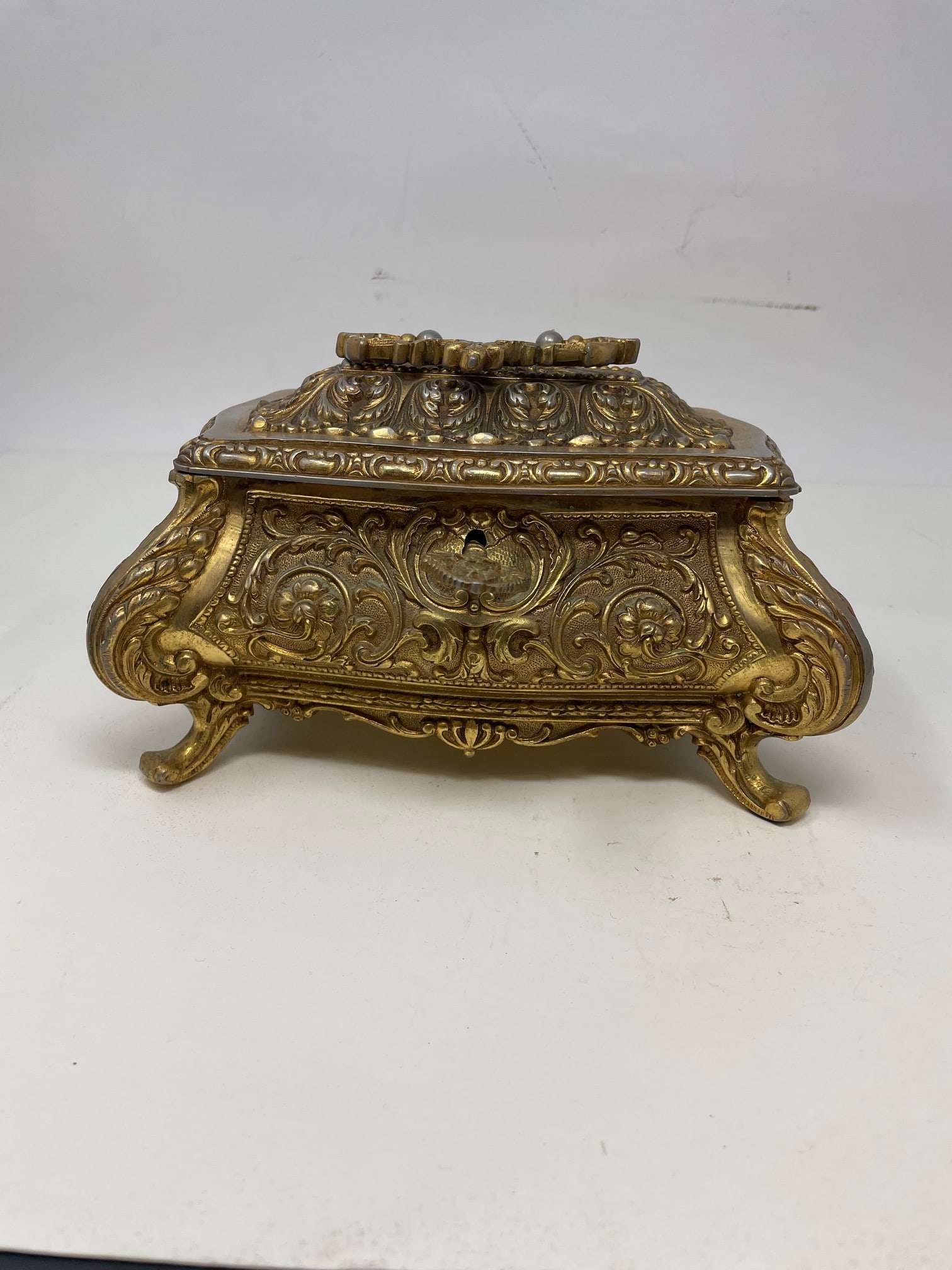 Vintage Heavy Jewelry Box w/ Key: Description: Vintage Heavy Jewelry Box w/ Key; Material: ; Measurements Approximate: