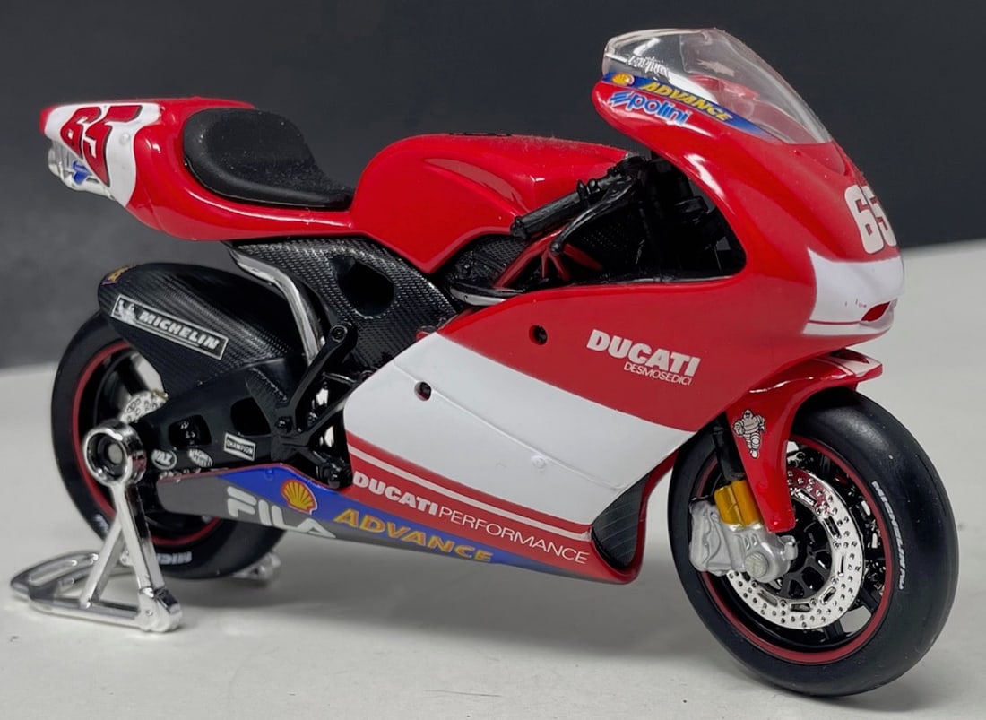 2005 Ducati Desmosedici - Loris Capirossi Grand Prix, Maisto, 1/24 Scale, Mint Condition (1 of 5)