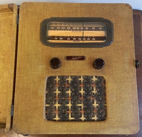 1939 MAJESTIC 420 PORTABLE RADIO/ Professionally Restored & Works