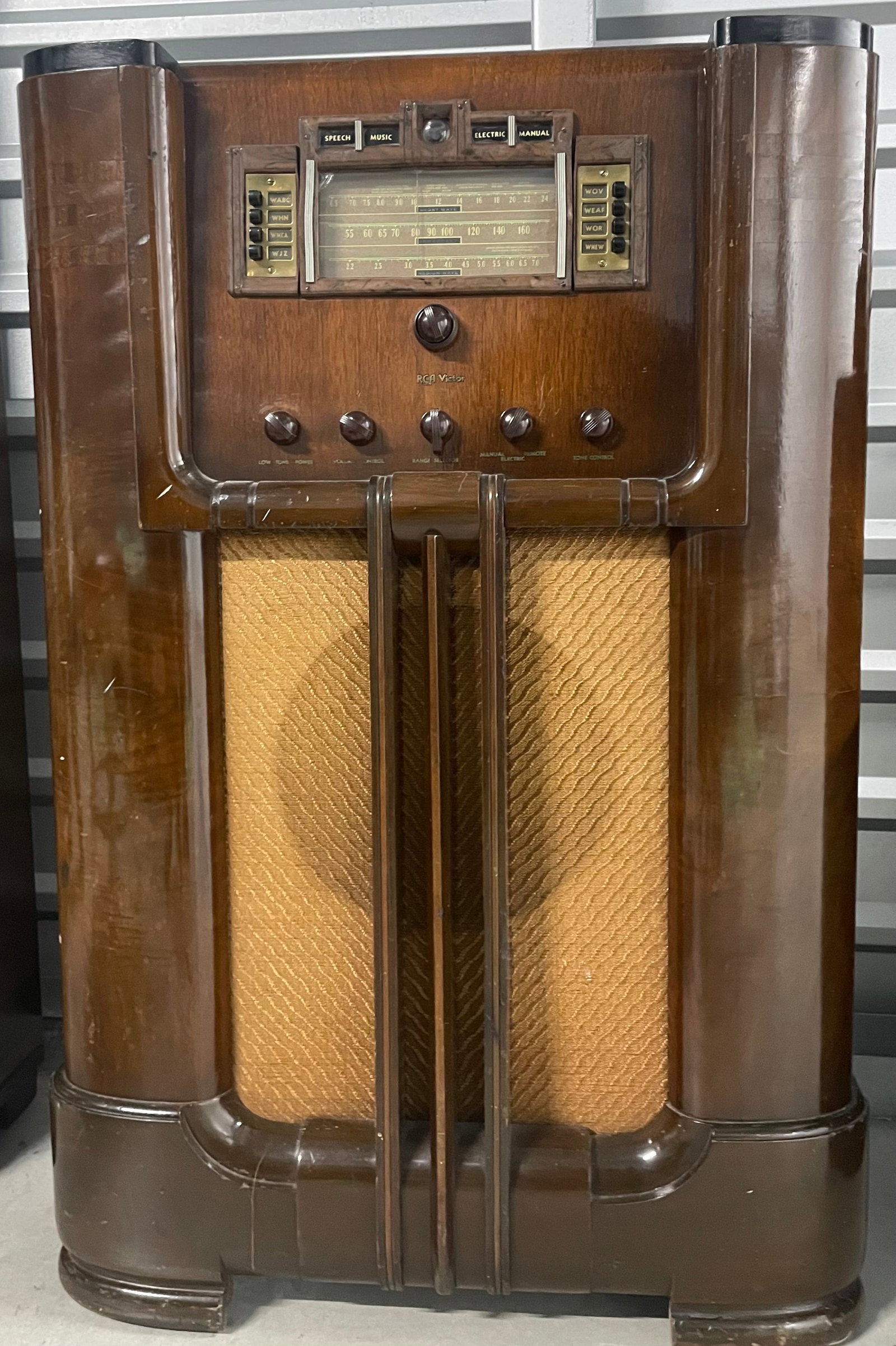 1930's RCA VICTOR RADIO / RESTORED AND IN WORKING CONDITION: Description: 1930's RCA VICTOR RADIO / RESTORED AND IN WORKING CONDITION