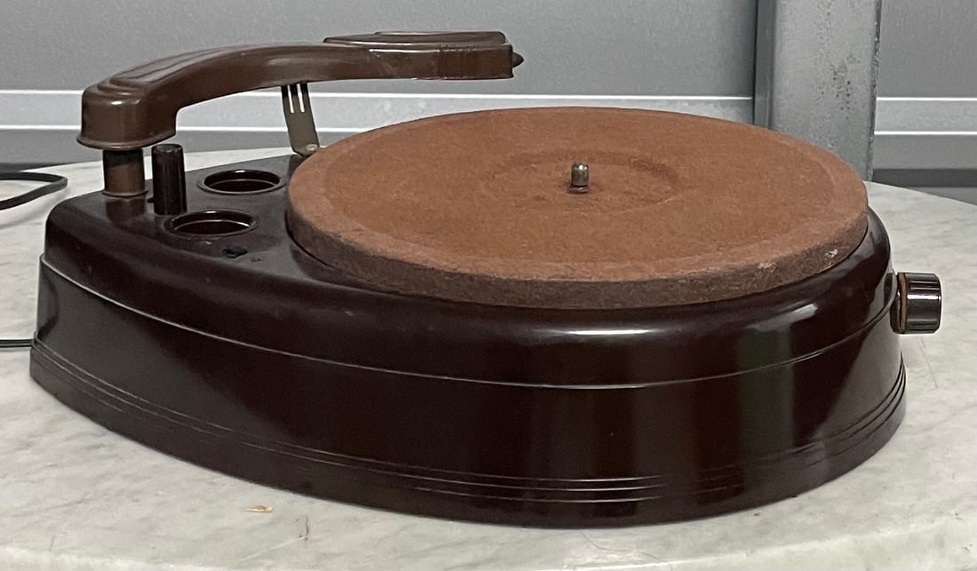 1930'S RARE JOHN VASSOS RECORD PLAYER BAKELITE/ RESTORED AND IN WORKING CONDITION: Description: 1930's RARE JOHN VASSOS RECORD LAYER - BAKELITE / RESTORED AND IN WORKING CONDITION