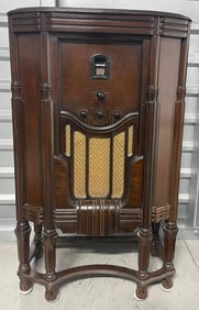 1930's  PHILCO RADIO / RESTORED AND IN WORKING CONDITION
