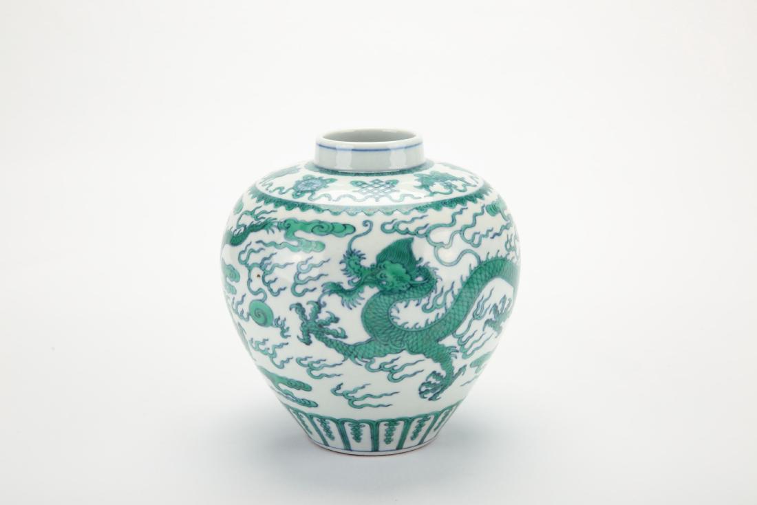 Chinese doucai porcelain dragon jar, Qianlong (1 of 5)