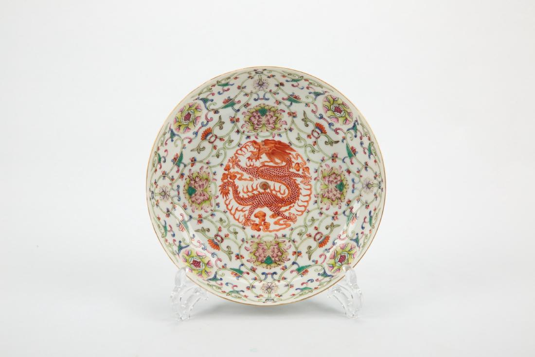 Chinese famille rose porcelain dragon plate, Xuantong: Chinese famille rose porcelain dragon plate, Xuantong mark. Diameter 21.5 cm.