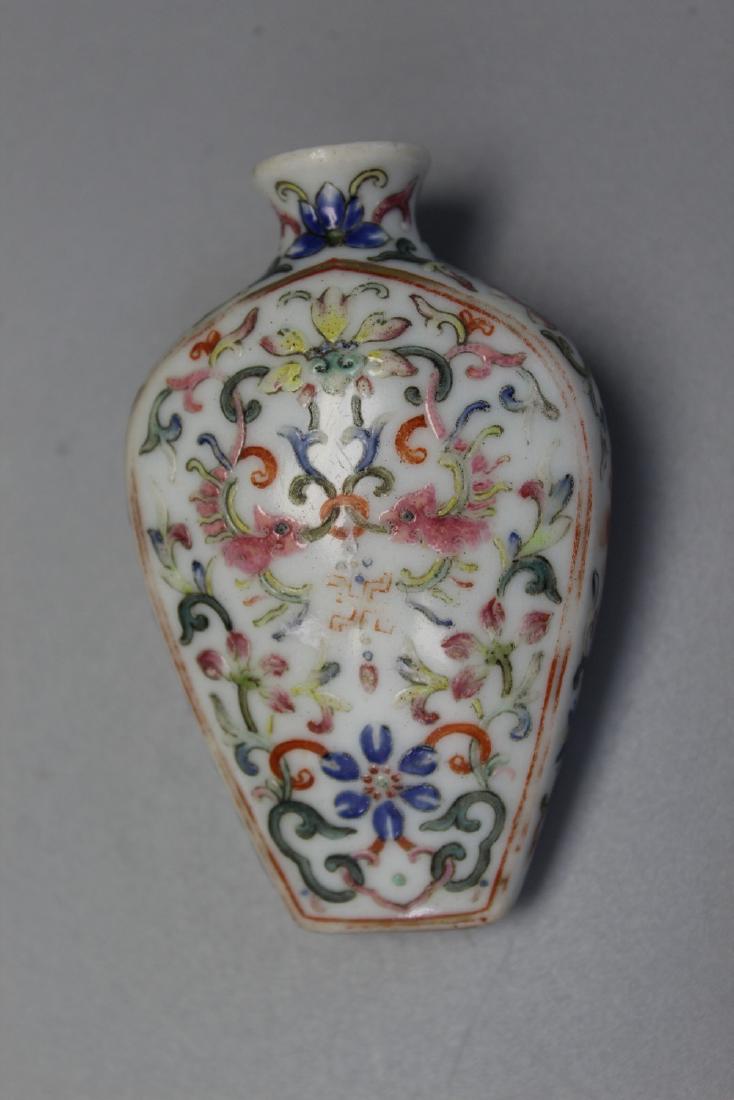 Chinese famille rose porcelain snuff bottle, Jiaqing (1 of 4)