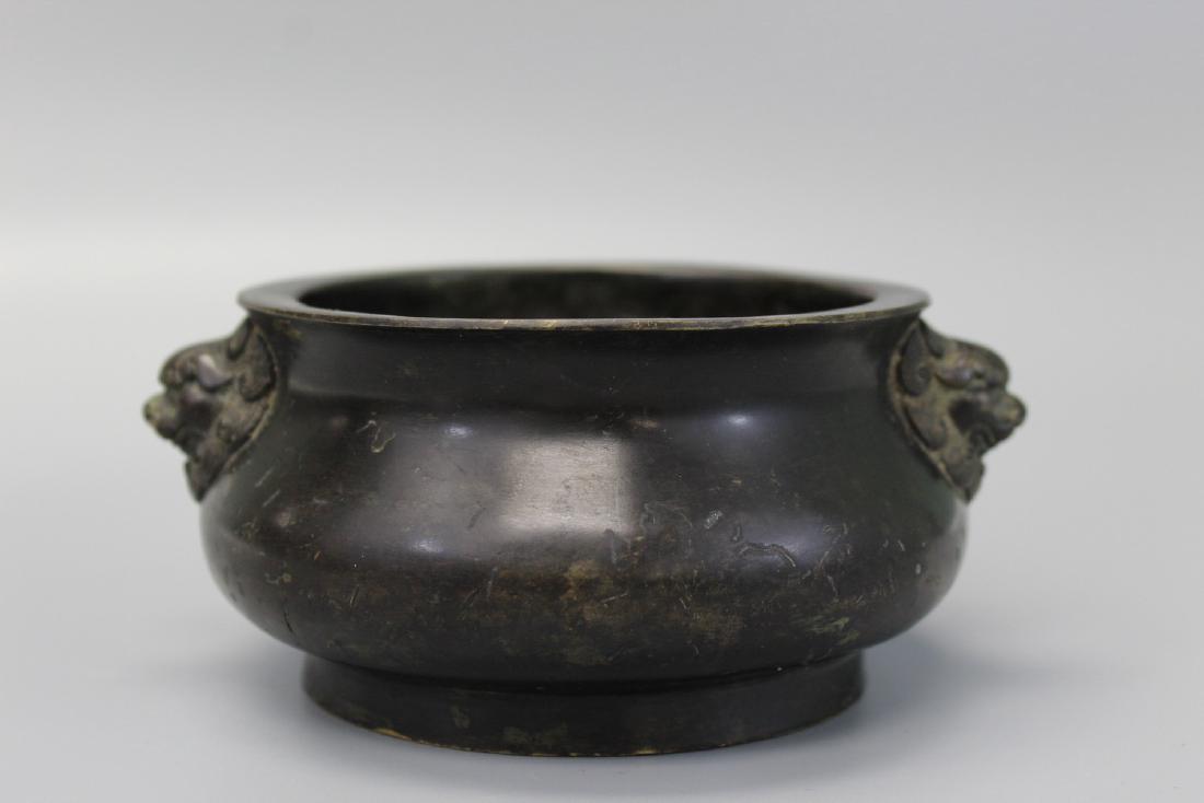 Chinese bronze incense burner, Xuande mark.: Chinese bronze incense burner, Xuande mark. Height 6.5 cm. Largest diameter 14 cm. Weight 800 grams.