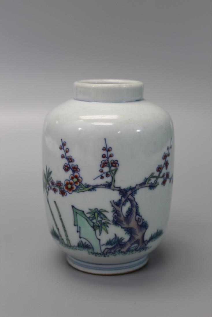 Chinese Doucai porcelain jar, Yongzheng mark. (1 of 4)