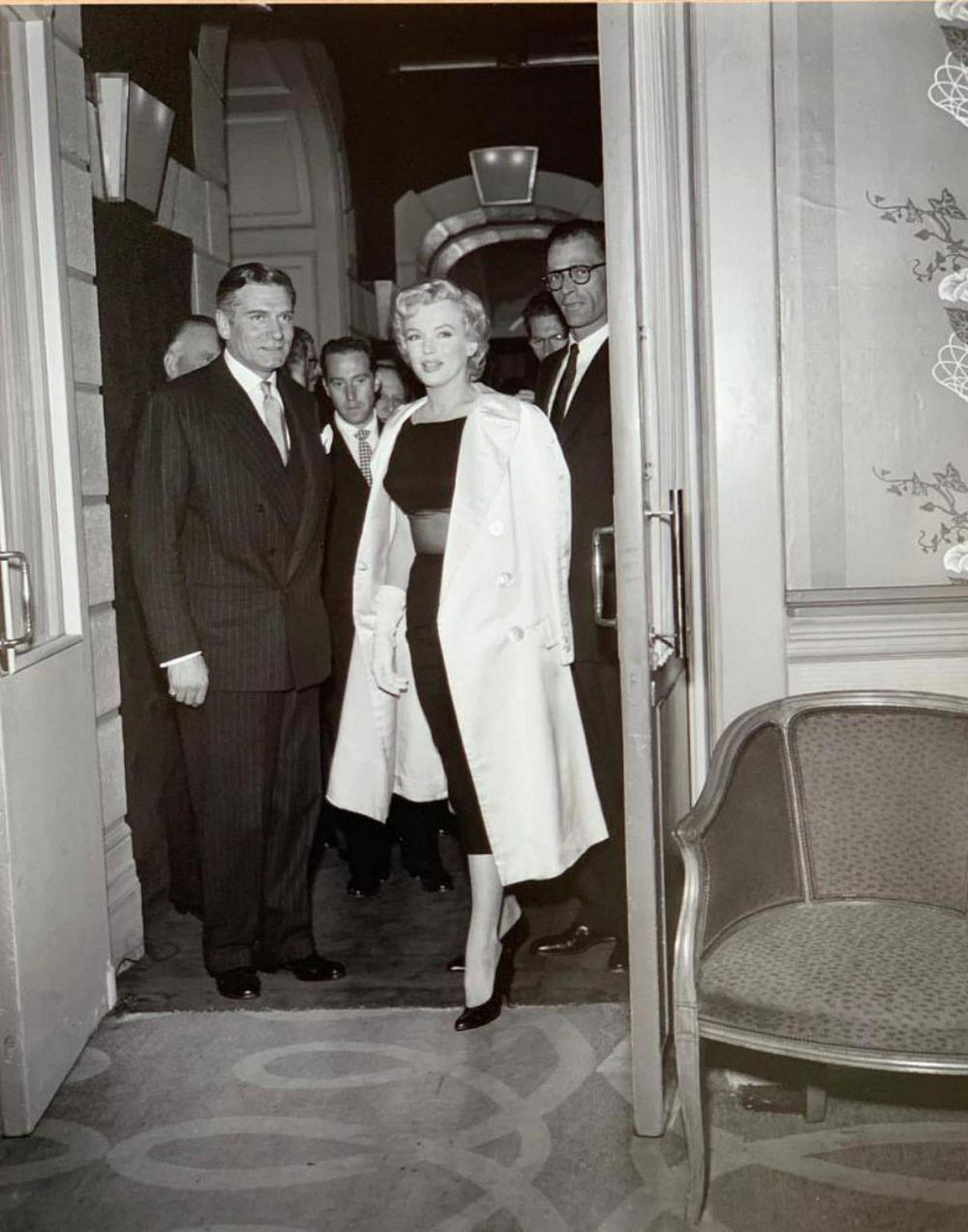 Marilyn Monroe, Arthur Miller 1956 8x10 framed photo: Olivier, Monroe And Miller - at the Savoy Hotel, London 8" x 10" PHOTO (glossy finish) Modern Print produced from the original 2.25 film negative Date: 1956 English actor Sir Laurence Olivier (1907 - 
