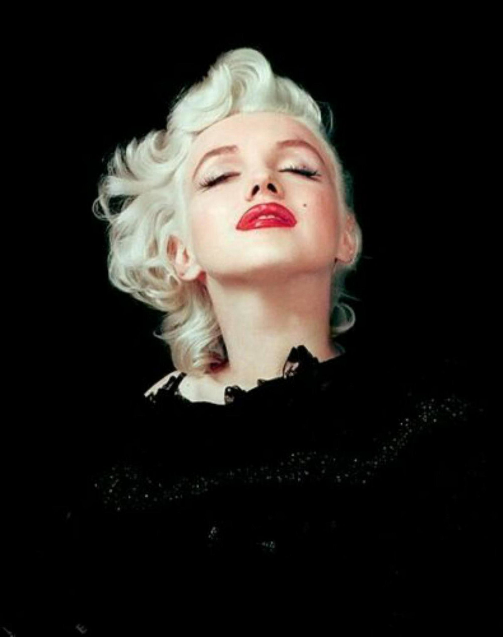 Marilyn Monroe, Head shot photo 8x10 framed: Marilyn Monroe, Head shot photo 8x10 framed. Metallic Finish Photo Print Size 8x10 Printed in a Professional Photo Lab. Bright, durable, tear resistant premium paper with almost a 3-D appearance.This 