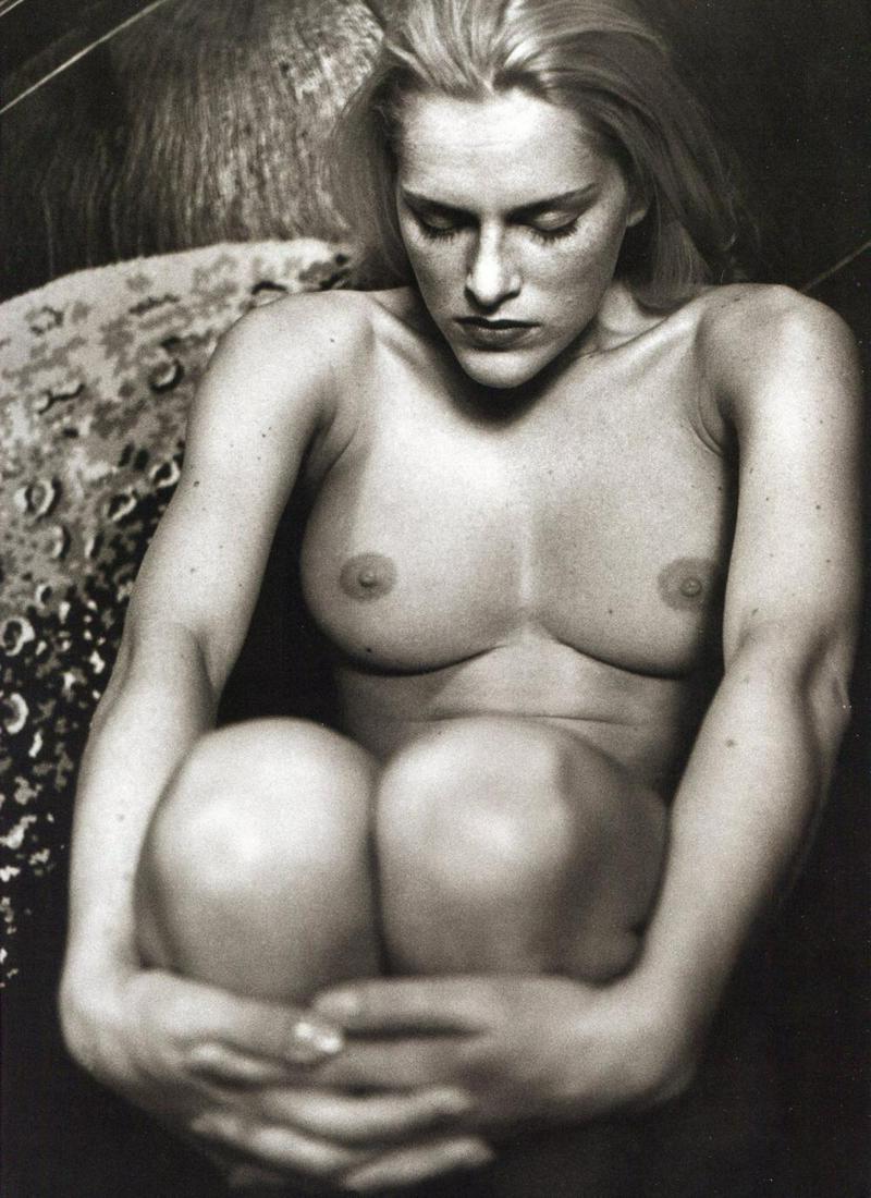 Helmut Newton, Yvonne I, Monte Carlo, 1998: Helmut Newton, Yvonne I, Monte Carlo, 1998. Vintage printing from portraits The actual items are crisp images Black on black archival matting , 10x13 complete inches Image 6x9 inch