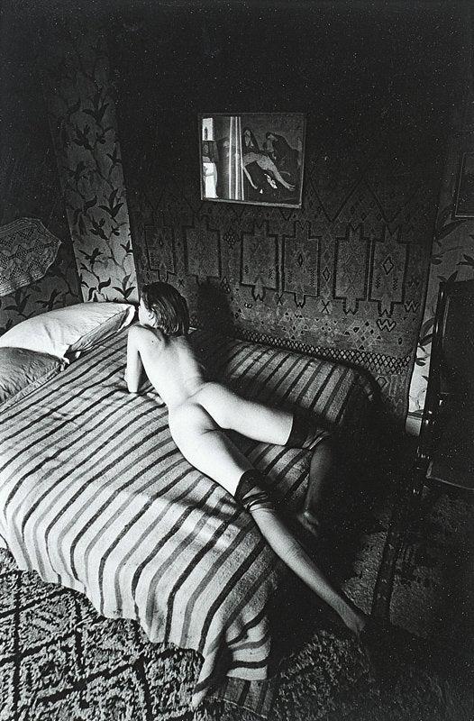 Jeanloup Sieff naked woman on striped bed , Paris 1975: Jeanloup Sieff naked woman on striped bed , Paris 1975. Vintage printing from portraits The actual items are crisp images Black on black archival matting , approx : 11x14 inches
