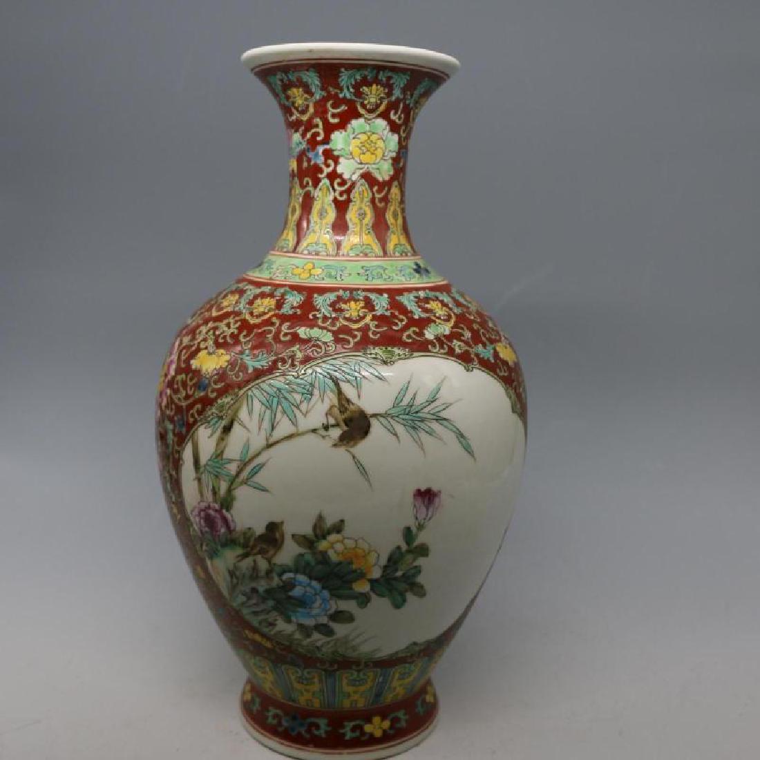Chinese Qing Dynasty Qianlong Time Porcelain Vase with