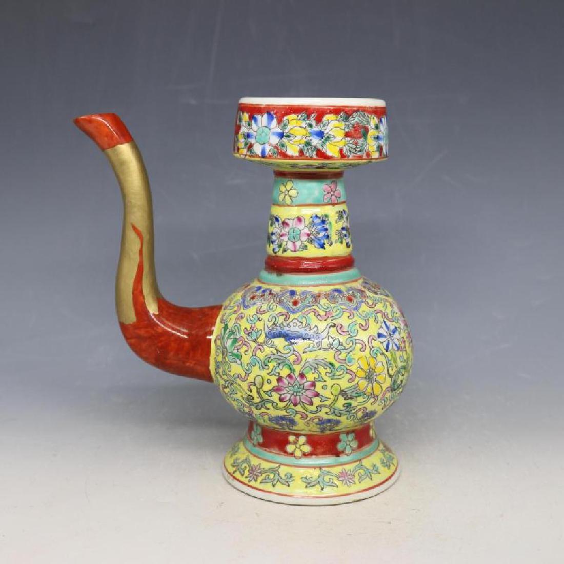 Chinese Qing Dynasty Qianlong Time Famille-Rose: Chinese Qing Dynasty Qianlong Time Famille-Rose Porcelain Ben Pakistan Pot. Height: 20cm, Base Diameter: 9.5cm, Max Width: 16cm.
