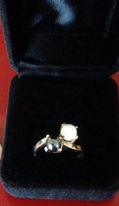 Vintage Pearl and Hematite 10k Gold Ring Size: 8: Vintage pearl and hematite 10k gold ring. Ring is size 8 and each stone measures approx. 6mm in diameter. Weighs 3.7 grams. In good condition. Stamped, "Romany 10k" inside of band.