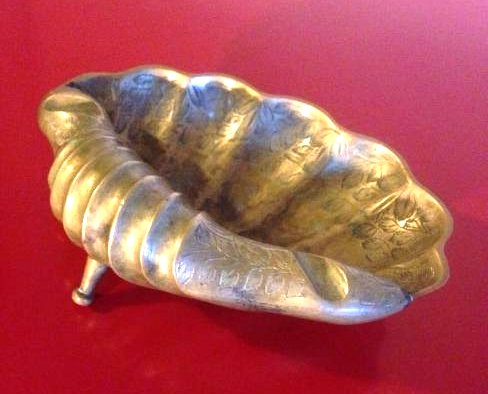 Vintage Brass Shell-Shaped Ash Tray w/ Etched Design (1 of 8)