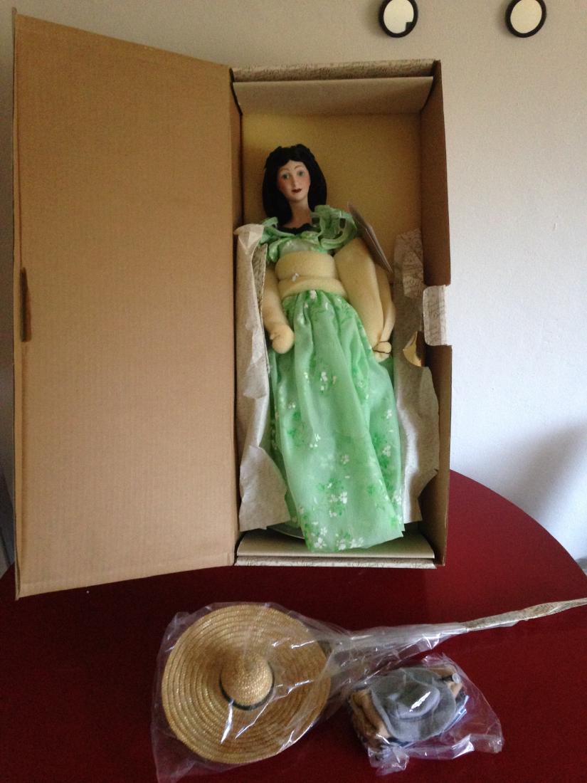 Franklin Heirloom Doll Gone w/ the Wind Scarlett O'Hara: An original collector's doll from Franklin Heirloom Dolls. Scarlett O'Hara from Gone with the Wind. Doll is new in box, still in original packaging with accessories in original packaging. Doll come wi