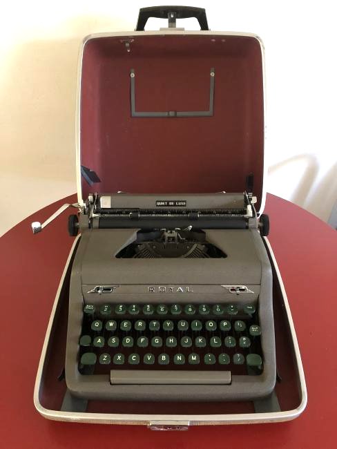 Vintage Royal Quiet De Luxe Typewriter, Working Cond.: Vintage 1950's Royal brand typewriter "Quiet De Luxe" model with case.. In good, working condition. Needs cleaning and new ink ribbon. Very minimal wear to typewriter. Case has some wear to it. Case d