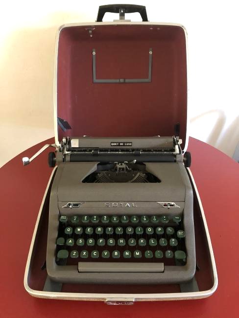 Vintage Royal Quiet De Luxe Typewriter in Case: Vintage 1950's Royal brand typewriter "Quiet De Luxe" model with case.. In good, working condition. Needs cleaning and new ink ribbon. Very minimal wear to typewriter. Case has some wear to it. Case d