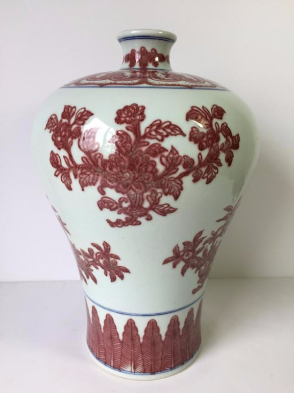 Chinese Red and white porcelain vase (1 of 10)