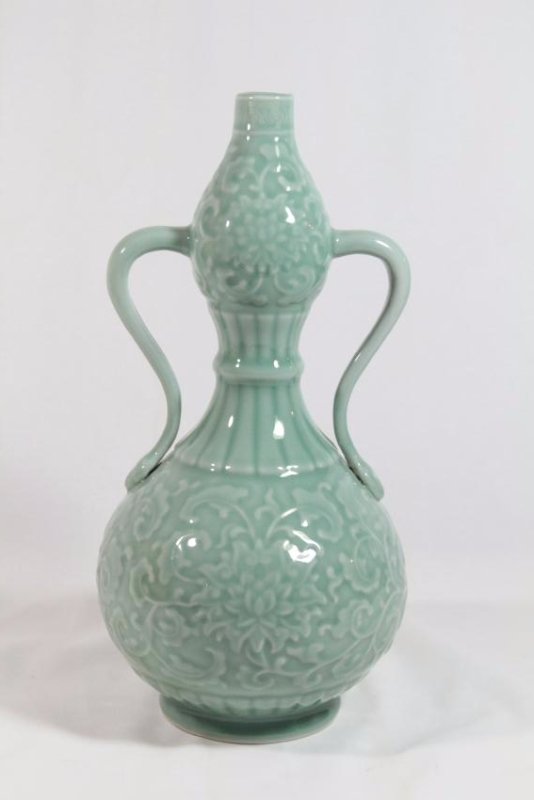 Longquan celadon glazed vase (1 of 10)