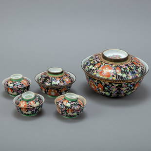 Group of 5 Chinese Thai Bencharong Porcelain Bowl: A fantastic group of Chinese Thai market Bencharong bowls and lids. Lot includes one large bowl with lid, one medium sized bowl with lid, and three small bowls with lids. The largest has a metal rim.