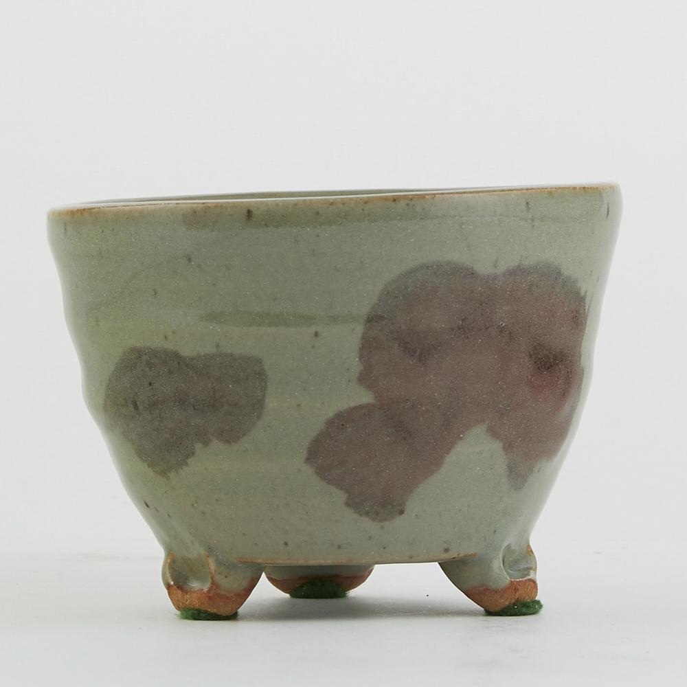 Warren MacKenzie Studio Pottery Tripod Bowl Marke: Warren MacKenzie (1924-2018). Studio pottery tripod ceramic bowl with an olive glaze. Marked along the footrim. Warren MacKenzie was a renowned Minnesota studio potter. A student of Bernard Leach and