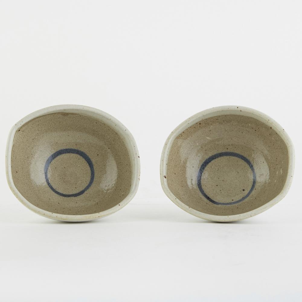 Pair Warren MacKenzie Studio Pottery Rectangular: Warren MacKenzie (1924-2018). Pair of studio pottery ceramic rectangular bowls with white glaze on the outside and gray on the interiors, with a blue circle. Both marked above the footrim. Warren MacK