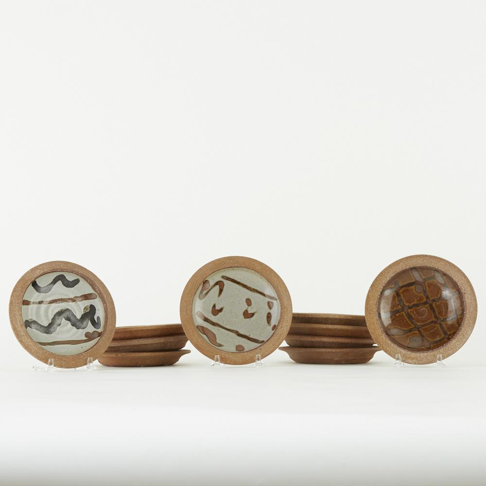 Set 10 Warren MacKenzie Hors D'Oeuvre Plates Mark: Warren MacKenzie (1924-2018). Set of ten studio pottery ceramic hors d'oeuvre plates. Stoneware with drizzle glazed interiors. All marked along the footrim. Warren MacKenzie was a renowned Minnesota s