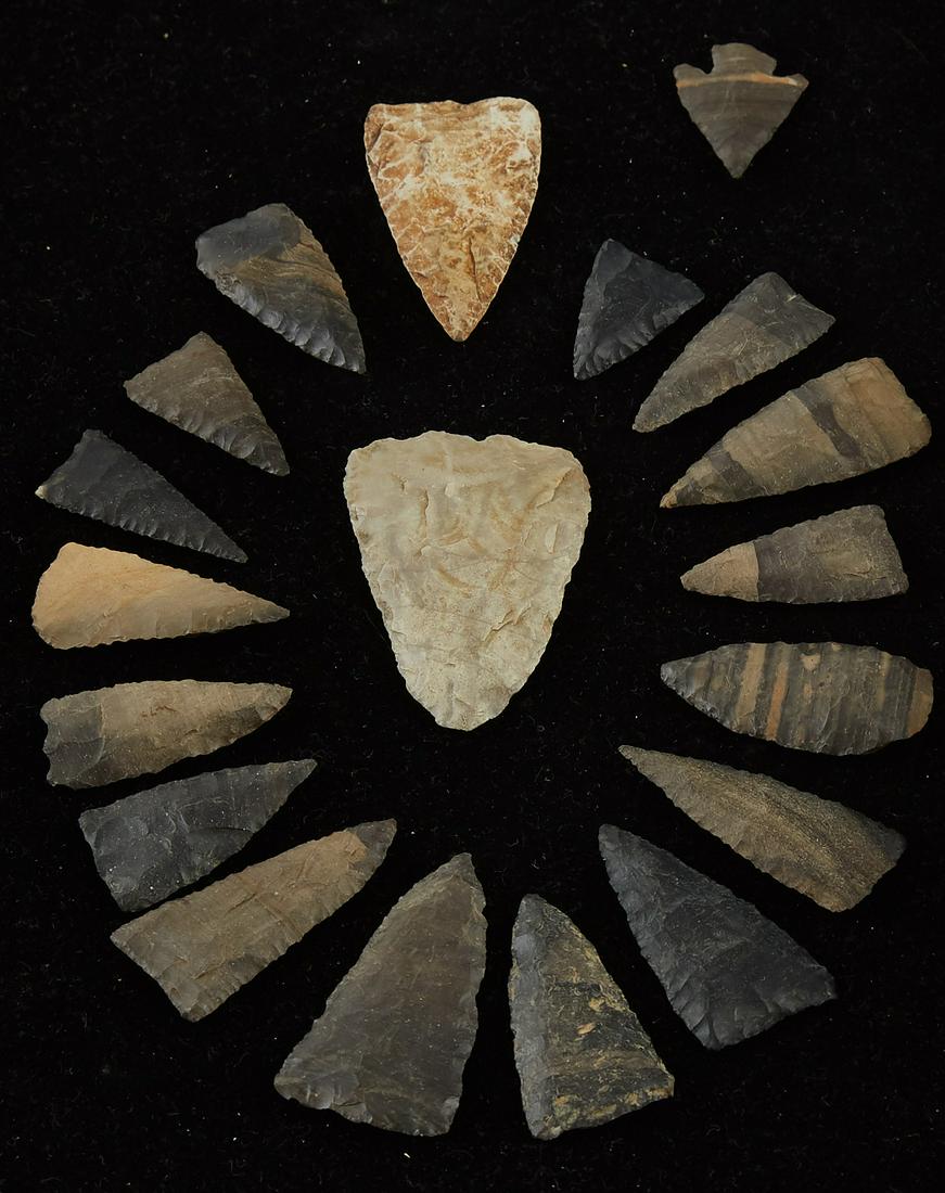 Grp: 19 Arrowheads from Mendez Mexico: Group of nineteen arrowheads from Mendez, Mexico. Includes Catan, Matamoros and Tortugas type arrowheads, sometimes called "war points," in gray, black, white and banded chert. One notched point. Coll
