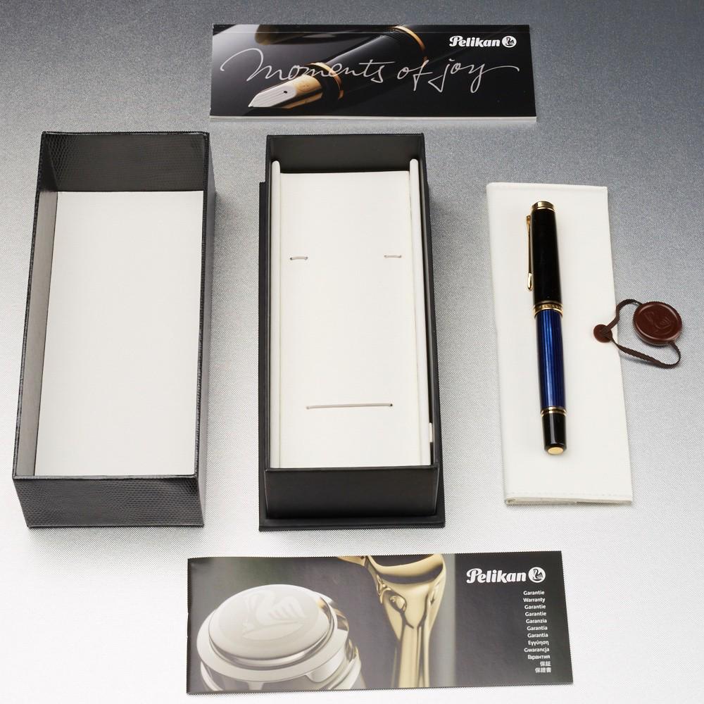 Pelikan Souveran Fountain Pen: Pelikan Souveran fountain pen. Anthracite Stresemann striped barrel in black and blue. Black resin cap. 18 K gold nib. Display box, case, booklets. From the collection of Horst Rechelbacher. Rechelbac