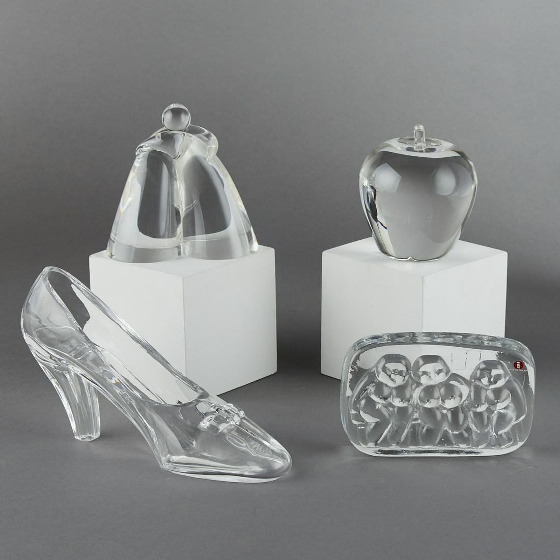 Grp: 4 Steuben Neiman Marcus Finnish Glass Crystal: Group of Steuben, Neiman Marcus, and Finnish glass crystal sculptures comprised of one Steuben apple marked along the underside, one Steuben Modernist figure marked along the underside, one Neiman Mar