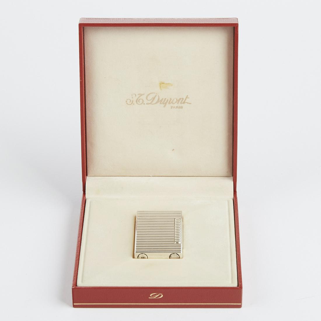 S.T. Dupont Ladies Lighter: S.T. Dupont, France. One chromium plated ladies lighter. Impressed logo "S.T. Dupont" along the underlay. Original presentation case and outer box. Model #19HLK72.