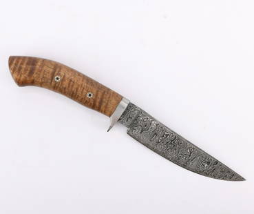 Mike Tyre Damascus Steel Hunting Knife: Mike Tyre (American, 20th/21st c.) Damascus steel take down western hunting knife with a wooden handle. Signed along the ricasso. With a custom tooled leather sheath.Provenance: From the Estate of Hor