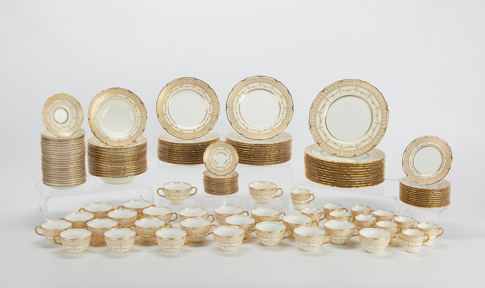 Lrg Royal Doulton Porcelain Dinner Service 132 Pcs (1 of 14)