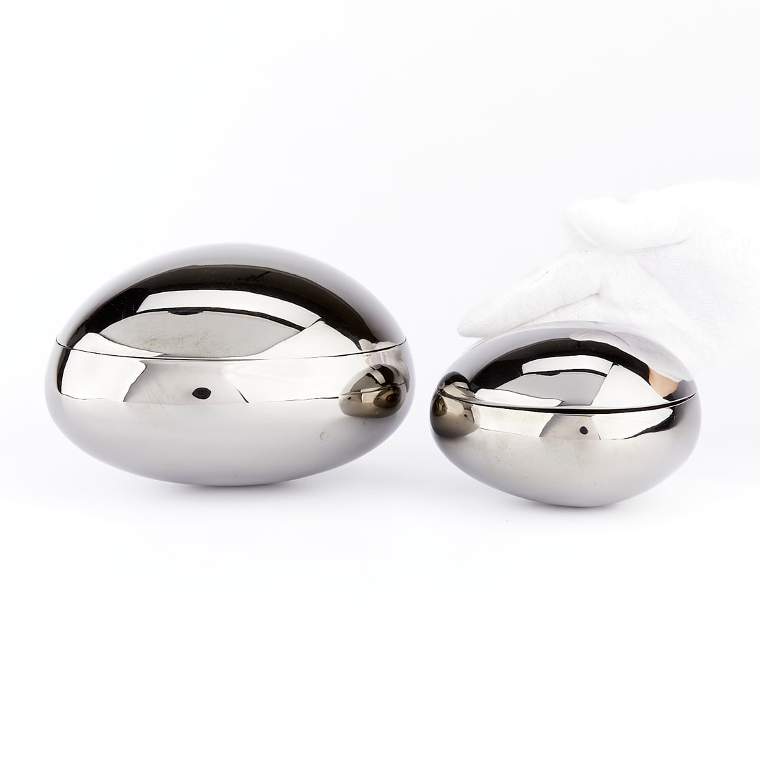 2 Giorgio Vigna for Iittala "Piilo" Aluminum Boxes: Giorgio Vigna (b. 1955) for Iittala, Finland. Group of two black "Piilo" boxes. Cast aluminum alloy with ruthenium plating and a mirror polish finish. Both marked along the upper rim. The sm