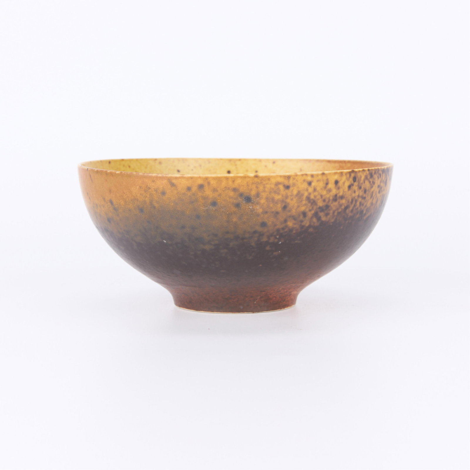 Kyllikki Salmenhaara for Arabia Pottery MCM Bowl: Kyllikki Salmenhaara (Finnish, 1915-1981) for Arabia, Finland. Mid-century modern stoneware ceramic bowl with a beautiful mottled brown glaze, 20th century. Incised "Arabia" and initialed &q