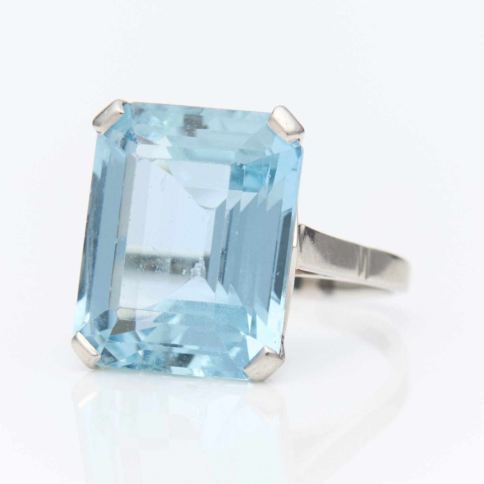 18k White Gold Aquamarine Ring (1 of 4)