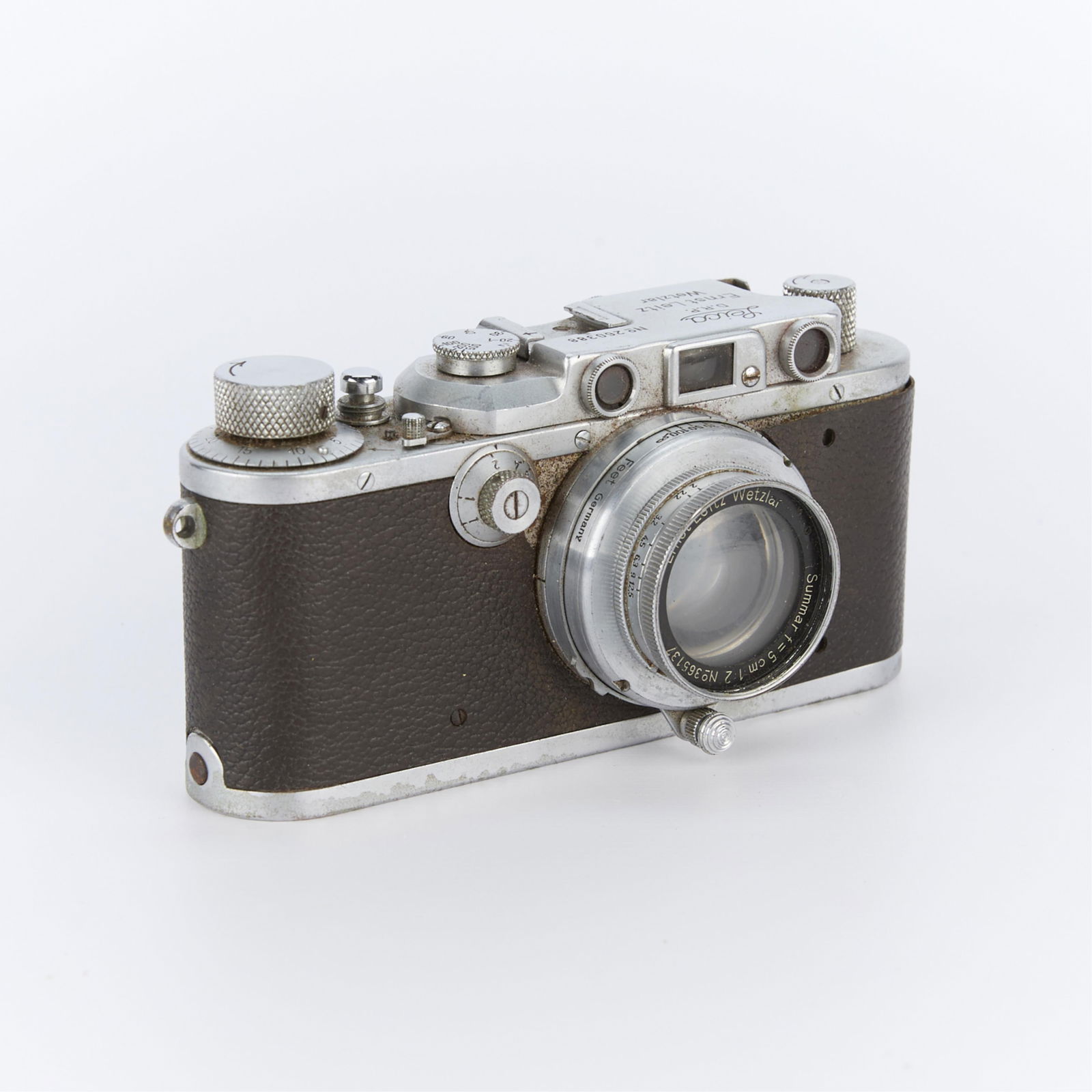 Mid 20th c. Leica D.R.P. Wetzlar Camera: Leica D.R.P. Ernst Leitz Wetzlar camera, mid-20th century. Impressed maker's marks and numbered "no. 260388" above the viewfinder.(Overall) height: 3 3/4 in x width: 6 1/4 in x depth: 3 in.