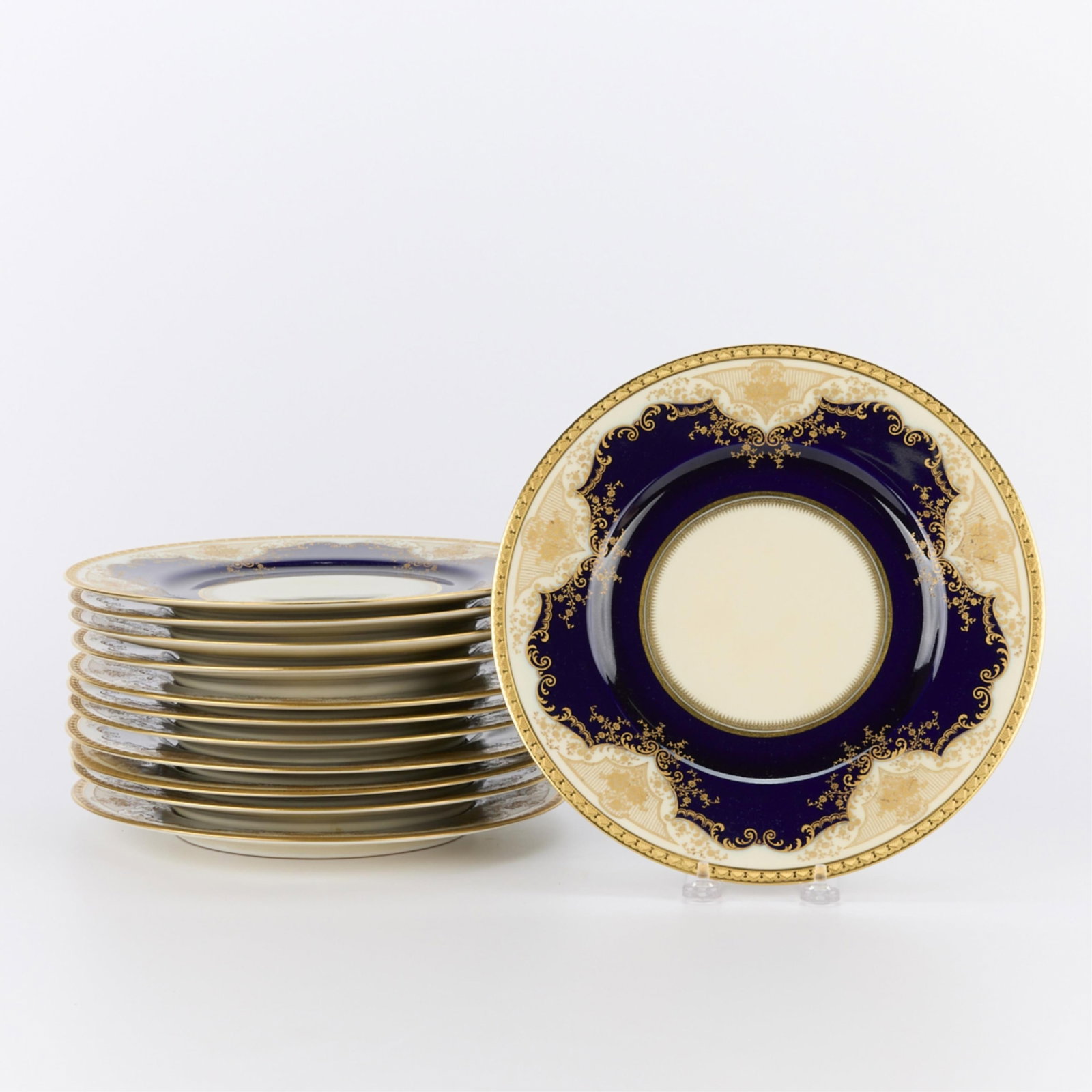 Set of 12 Black Knight "Regina" Porcelain Plates: Set of 12 Black Knight "Regina" porcelain Bavarian dinner plates, 1910. (Each) diameter: 10 3/4 in.